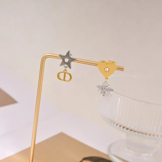 Dior অসমমিত মিশ্র ধাতু মুক্তা নিদর্শন কানের দুল 4