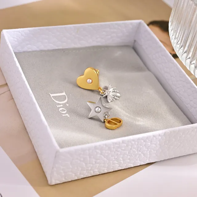 Dior অসমমিত মিশ্র ধাতু মুক্তা নিদর্শন কানের দুল 5