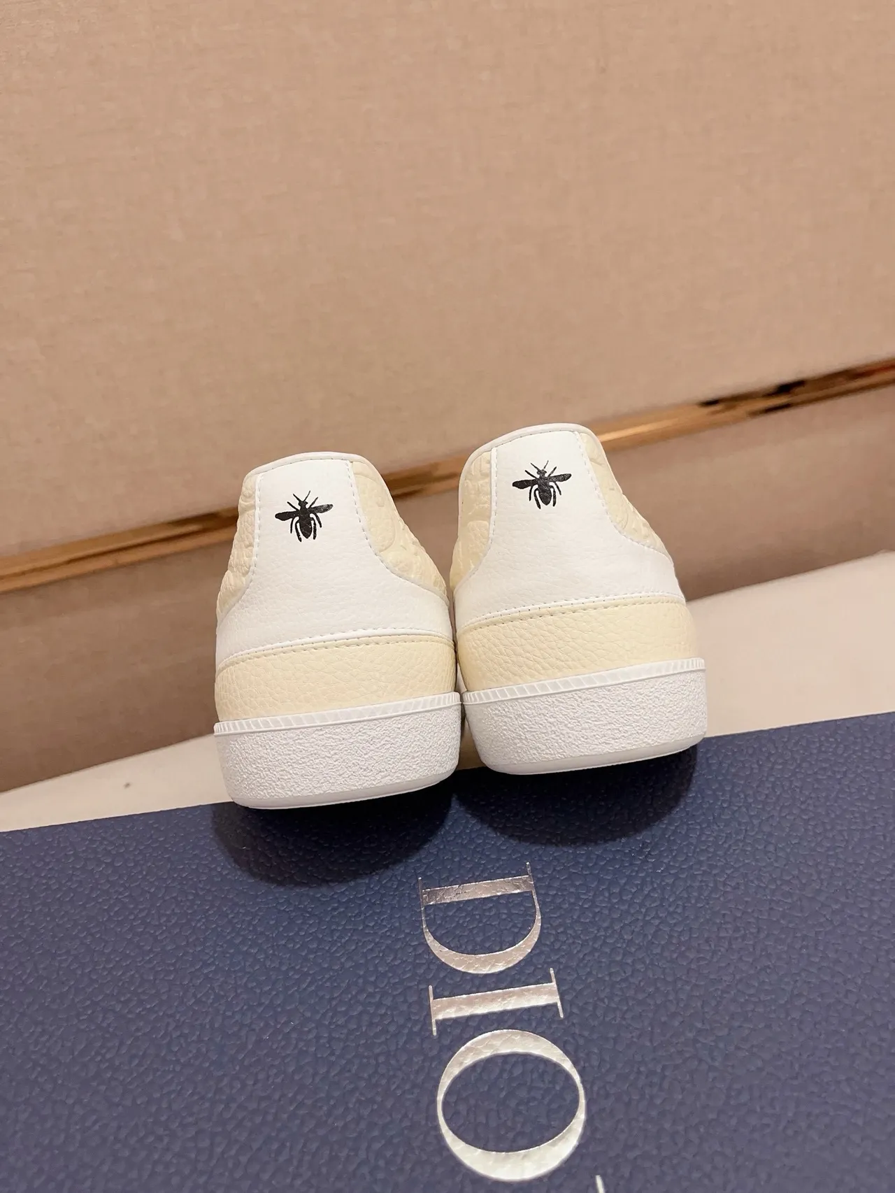 Dior B23 Off-White and White Embossed Oblique Lifestyle Sneakers 3