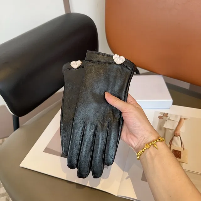 Dior Luvas de Couro Pretas e Brancas Suaves com perlas em forma de coração 2
