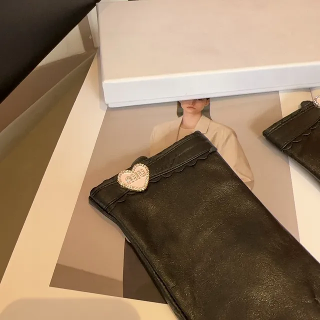 Dior Luvas de Couro Pretas e Brancas Suaves com perlas em forma de coração 3