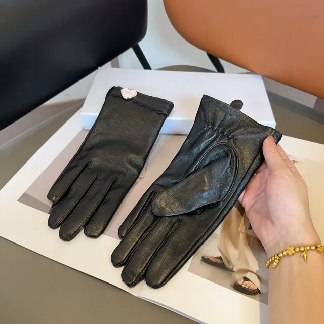Dior Luvas de Couro Pretas e Brancas Suaves com perlas em forma de coração 4