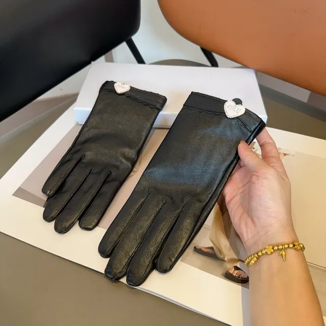 Dior Luvas de Couro Pretas e Brancas Suaves com perlas em forma de coração 5