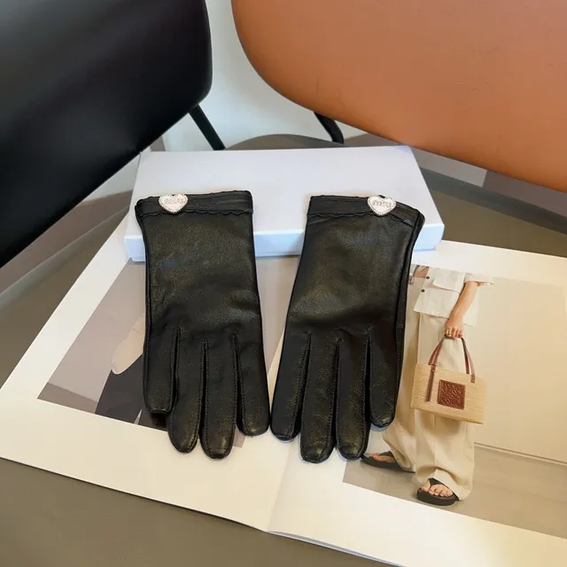 Dior Luvas de Couro Pretas e Brancas Suaves com perlas em forma de coração 6