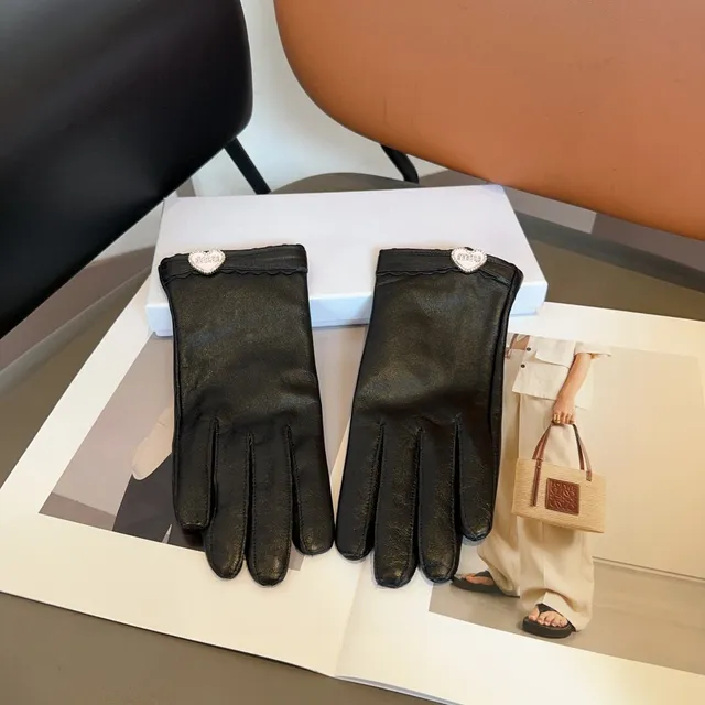 Dior Luvas de Couro Pretas e Brancas Suaves com perlas em forma de coração 7