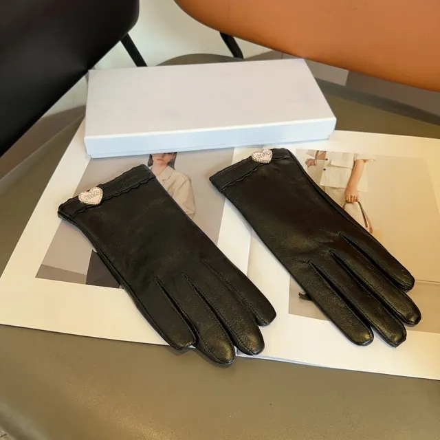 Dior Luvas de Couro Pretas e Brancas Suaves com perlas em forma de coração 8