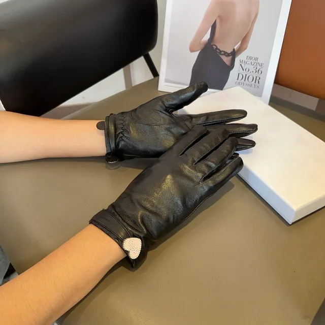 Dior Luvas de Couro Pretas e Brancas Suaves com perlas em forma de coração 9
