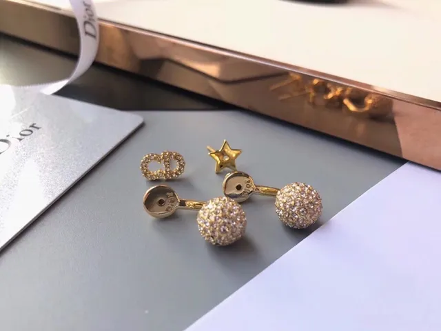 Dior Bobby and Rose des Vents boucles d'oreilles dorées pavées de cristaux 4