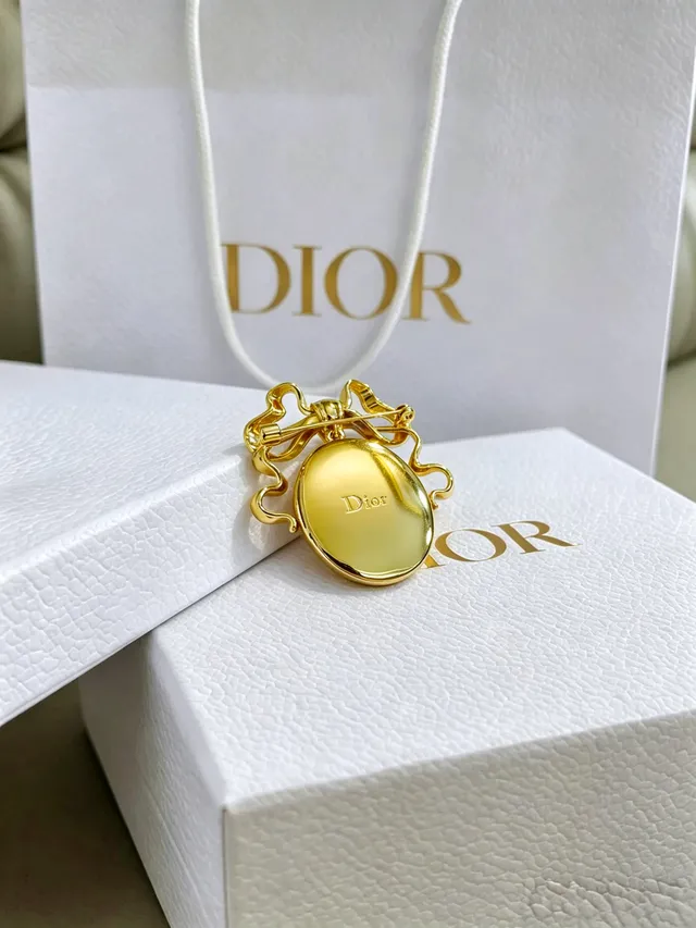 Dior دبوس ذهبي اللون بنمط القوس من مادر بيرل 2