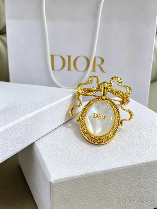 Dior دبوس ذهبي اللون بنمط القوس من مادر بيرل 3