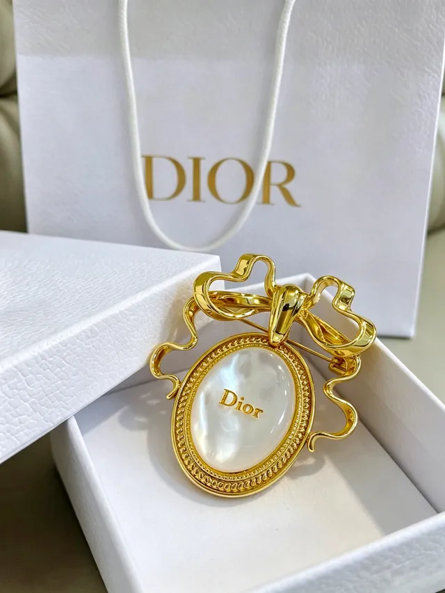 Dior دبوس ذهبي اللون بنمط القوس من مادر بيرل 4