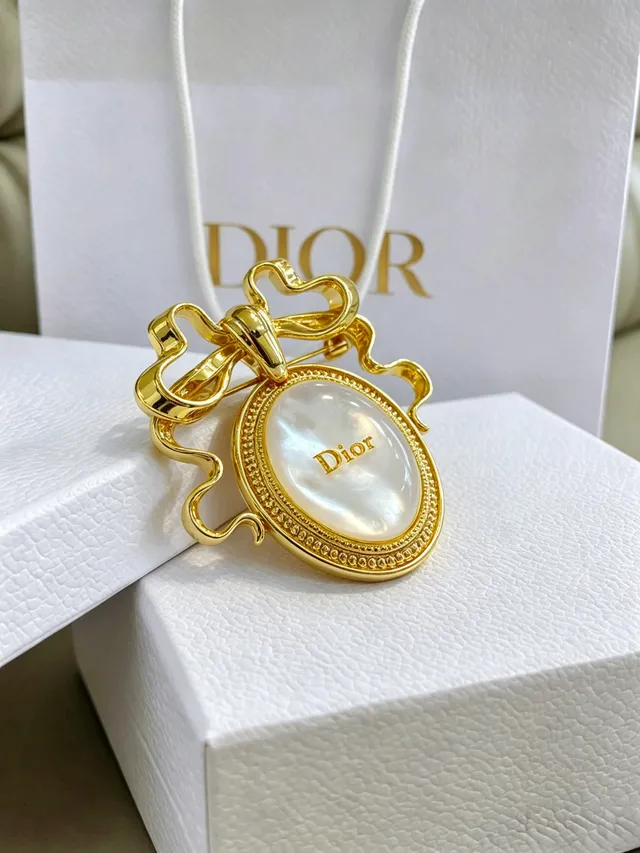 Dior دبوس ذهبي اللون بنمط القوس من مادر بيرل 5