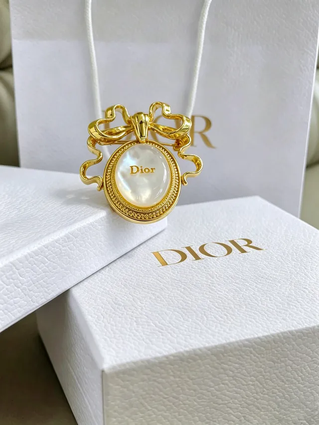 Dior دبوس ذهبي اللون بنمط القوس من مادر بيرل 6