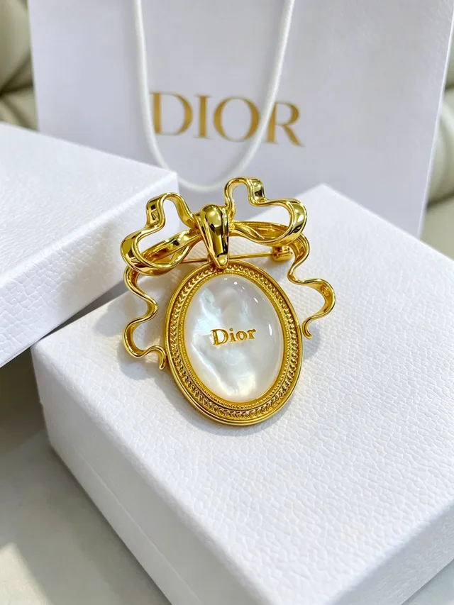 Dior دبوس ذهبي اللون بنمط القوس من مادر بيرل 7