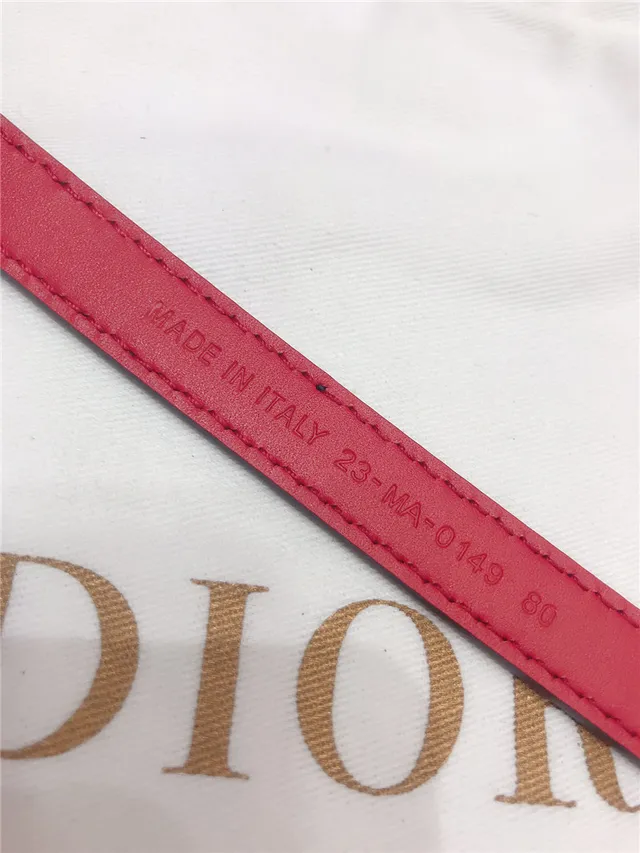 Dior J'Adior Correa de cuero negra y dorada con placa de logo estrecha 11