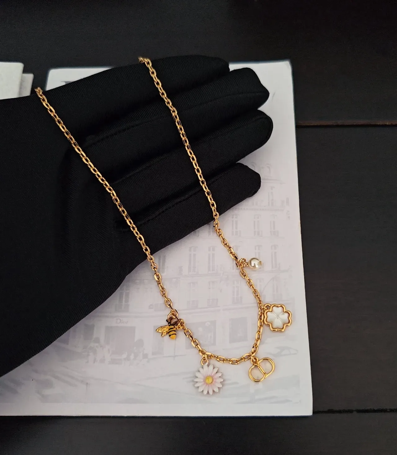 Dior La D de Charm قلادة سلاسل ذهبية وبيضاء 3
