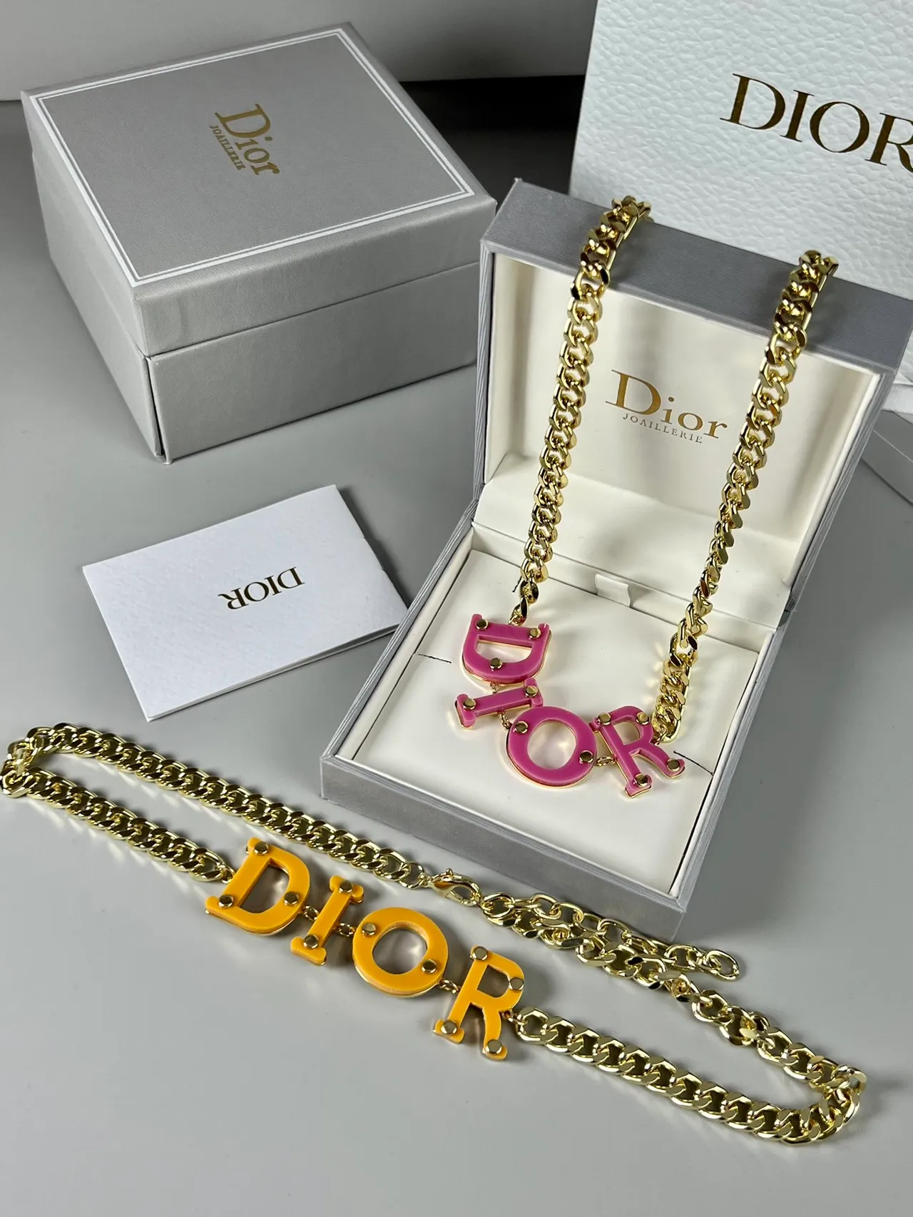Dior Logo नेकलेस पीला सोना कर्ब चेन बोल्ड रेजिन लेटरिंग नेकलेस 3