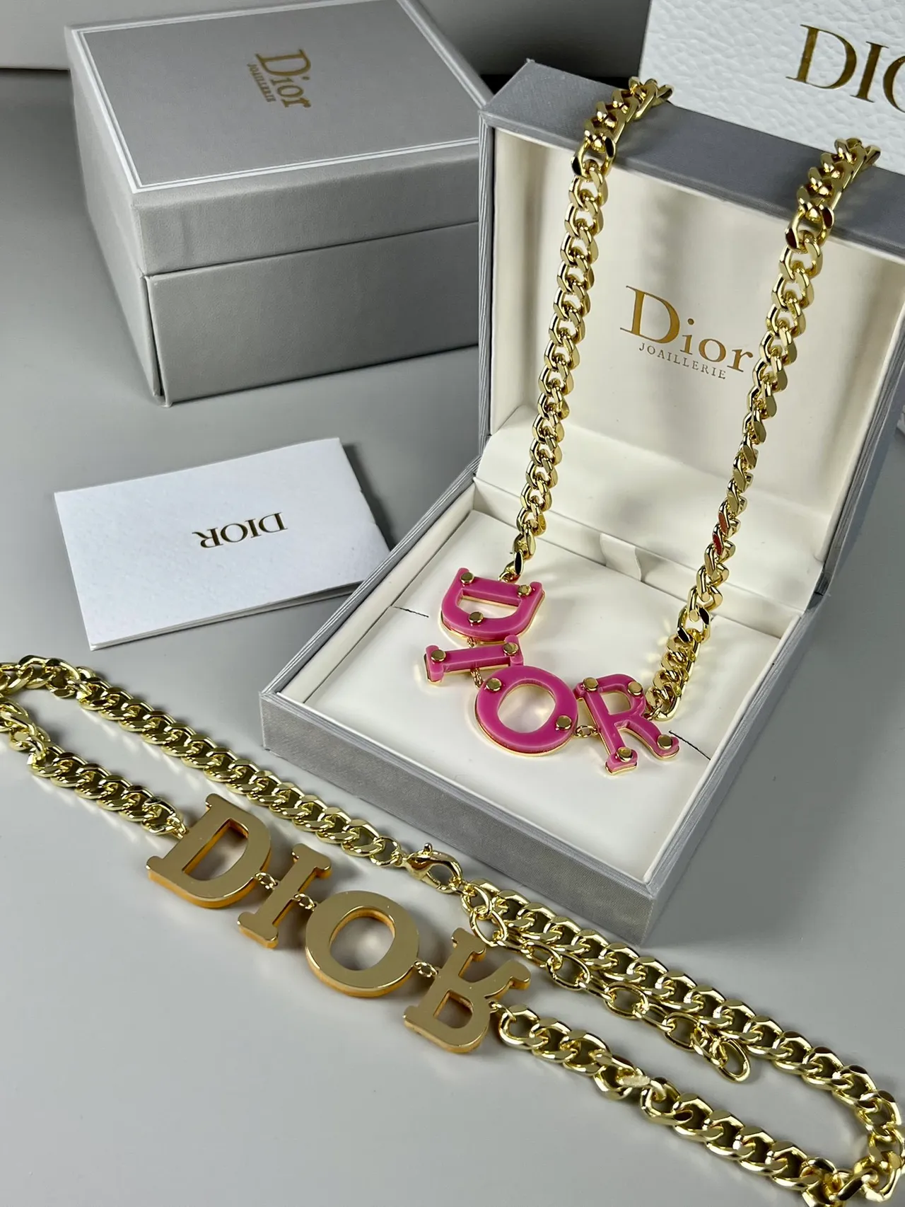 Dior Logo नेकलेस पीला सोना कर्ब चेन बोल्ड रेजिन लेटरिंग नेकलेस 4