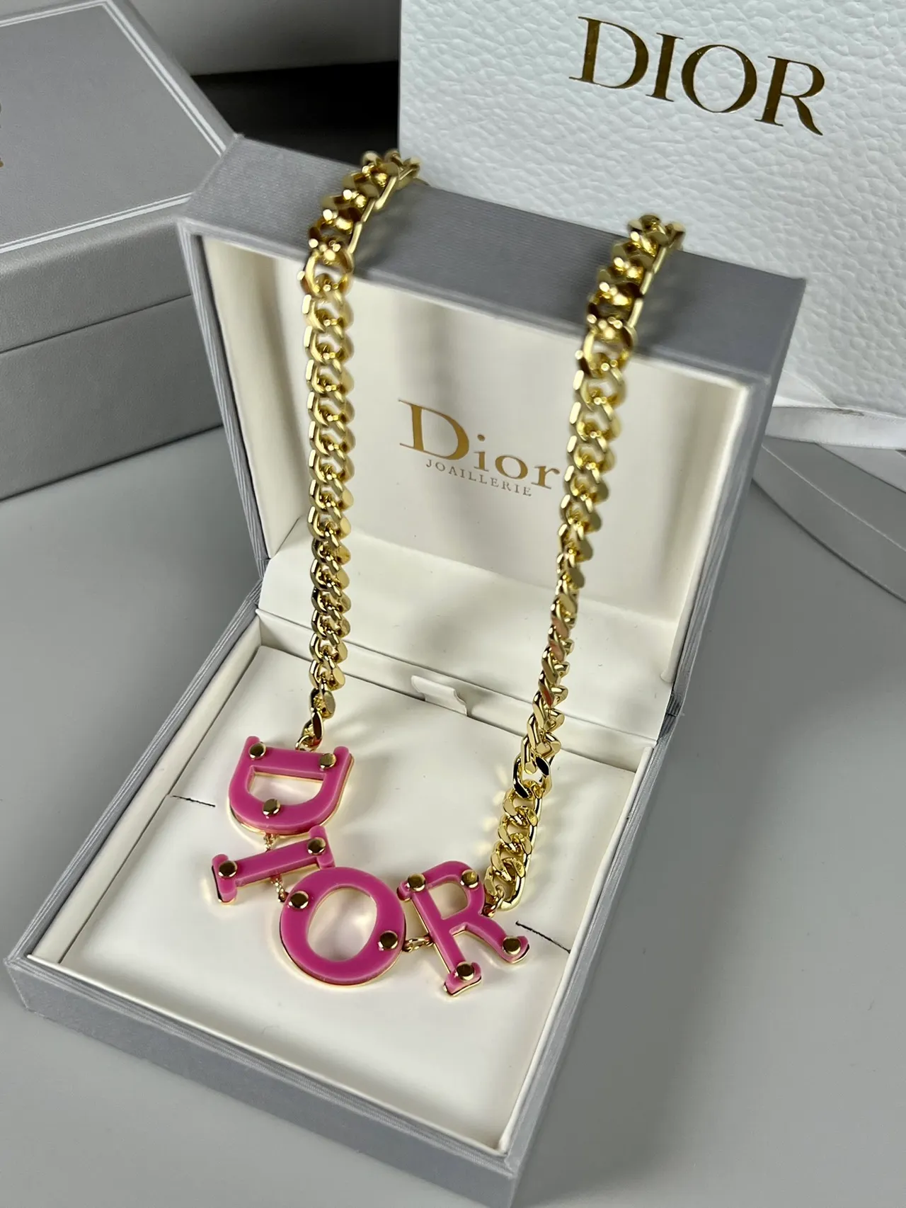 Dior Logo नेकलेस पीला सोना कर्ब चेन बोल्ड रेजिन लेटरिंग नेकलेस 5
