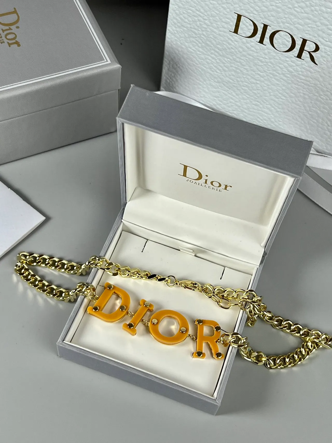 Dior Logo नेकलेस पीला सोना कर्ब चेन बोल्ड रेजिन लेटरिंग नेकलेस 8