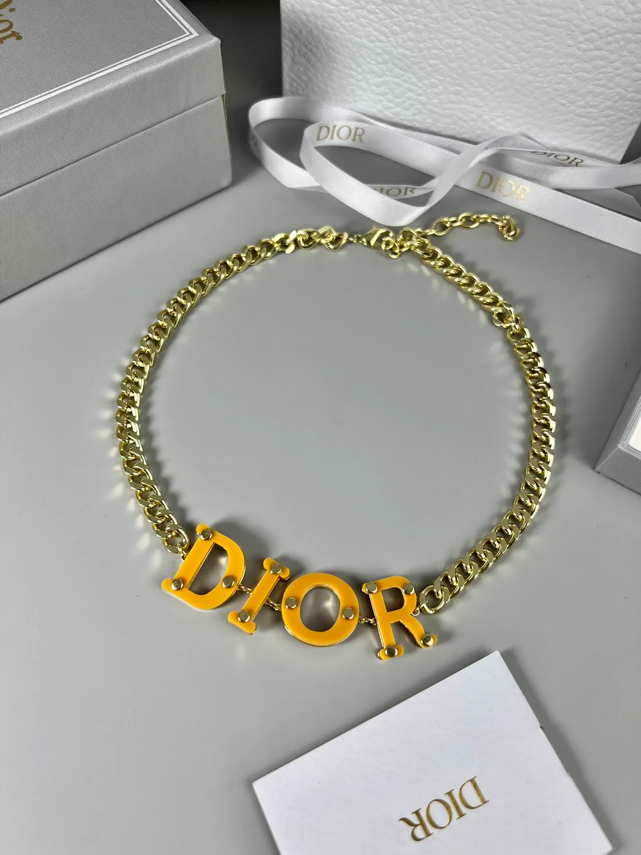 Dior Logo नेकलेस पीला सोना कर्ब चेन बोल्ड रेजिन लेटरिंग नेकलेस 9