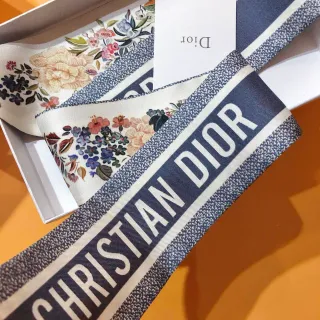 Dior 斜纹花卉印花丝巾