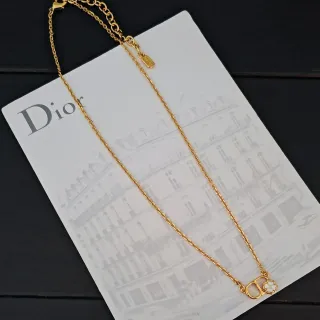 Collier Dior Rose des Vents Chaîne en Corde Dorée et Blanche Pendentif en Forme de D