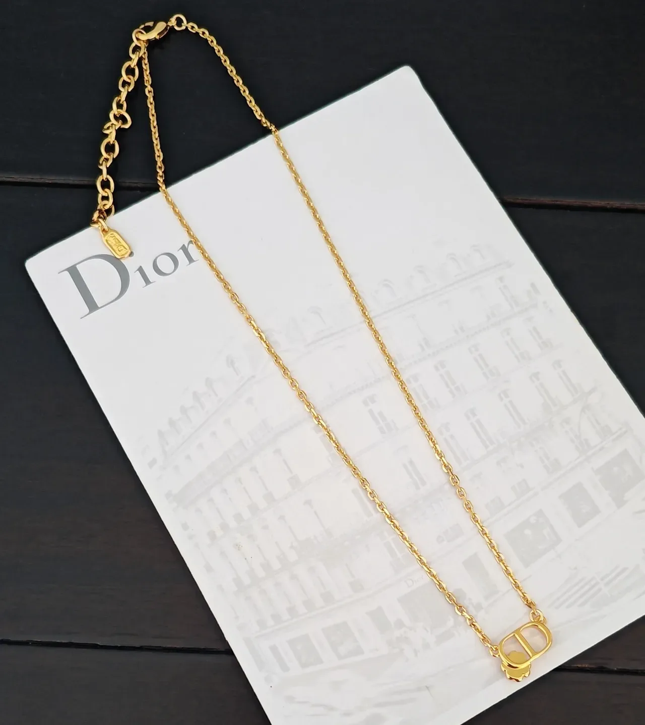 Collier Dior Rose des Vents Chaîne en Corde Dorée et Blanche Pendentif en Forme de D 2