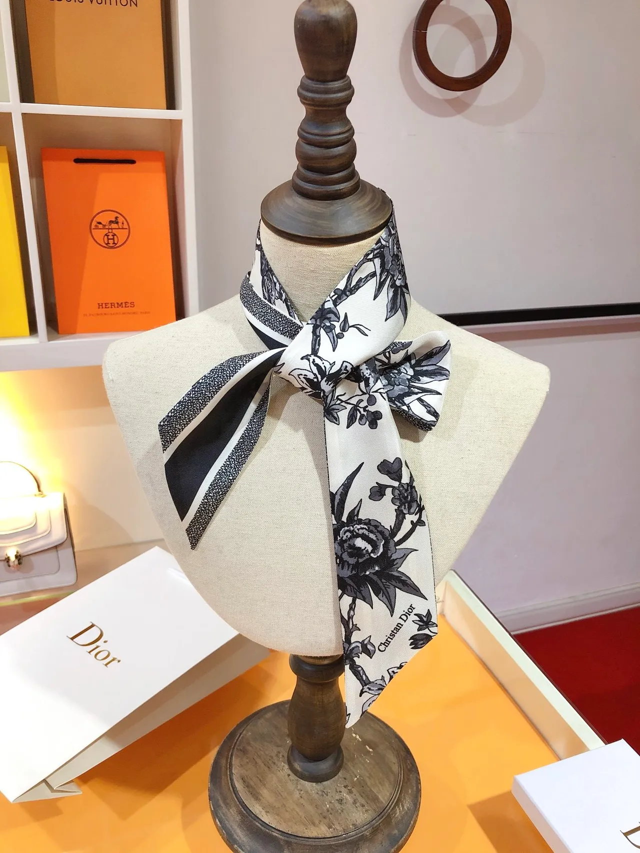 Écharpe de soie Dior à impression botanique en blanc et noir, silhouette étroite et effilée 2