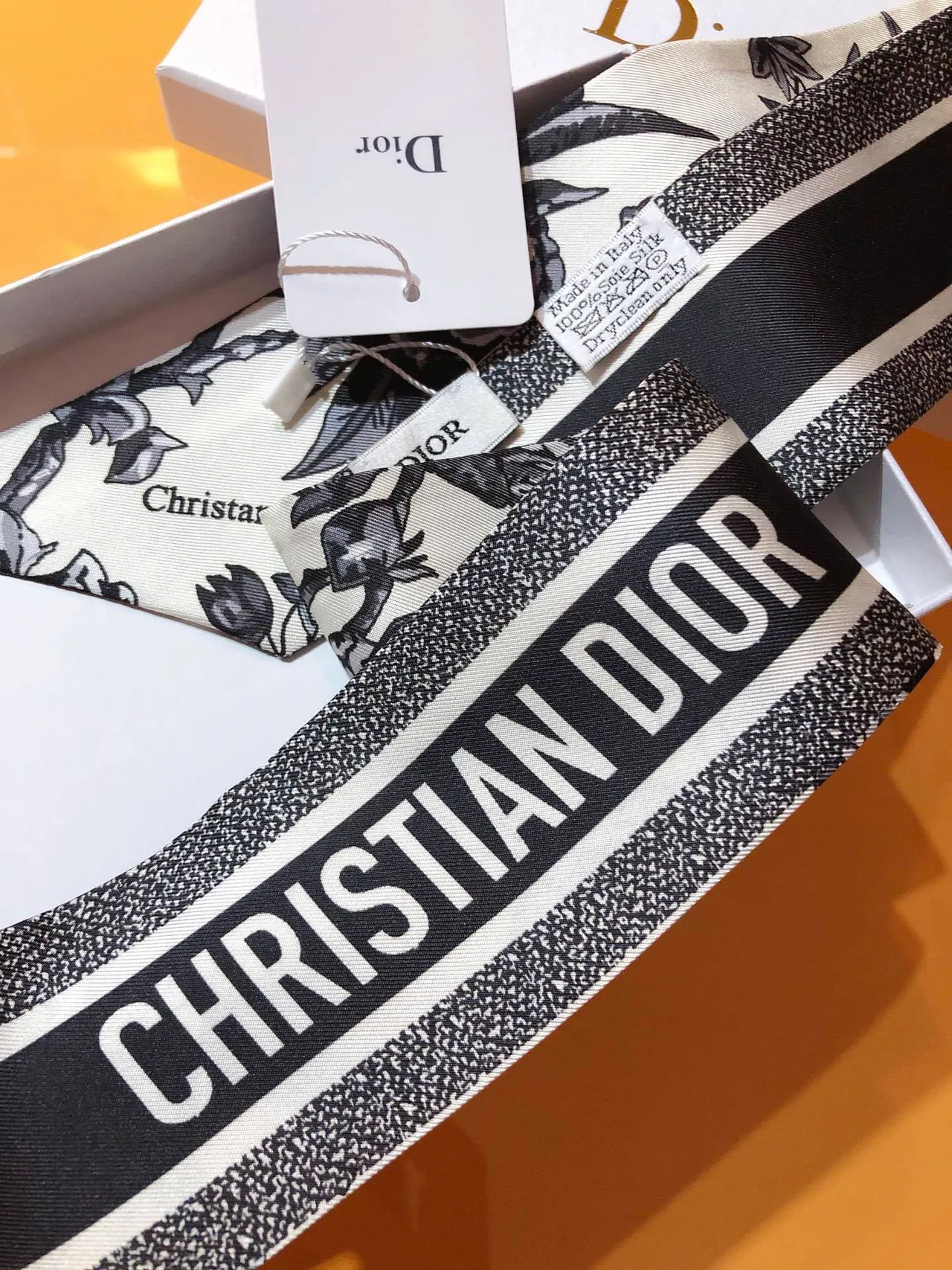 Écharpe de soie Dior à impression botanique en blanc et noir, silhouette étroite et effilée 3