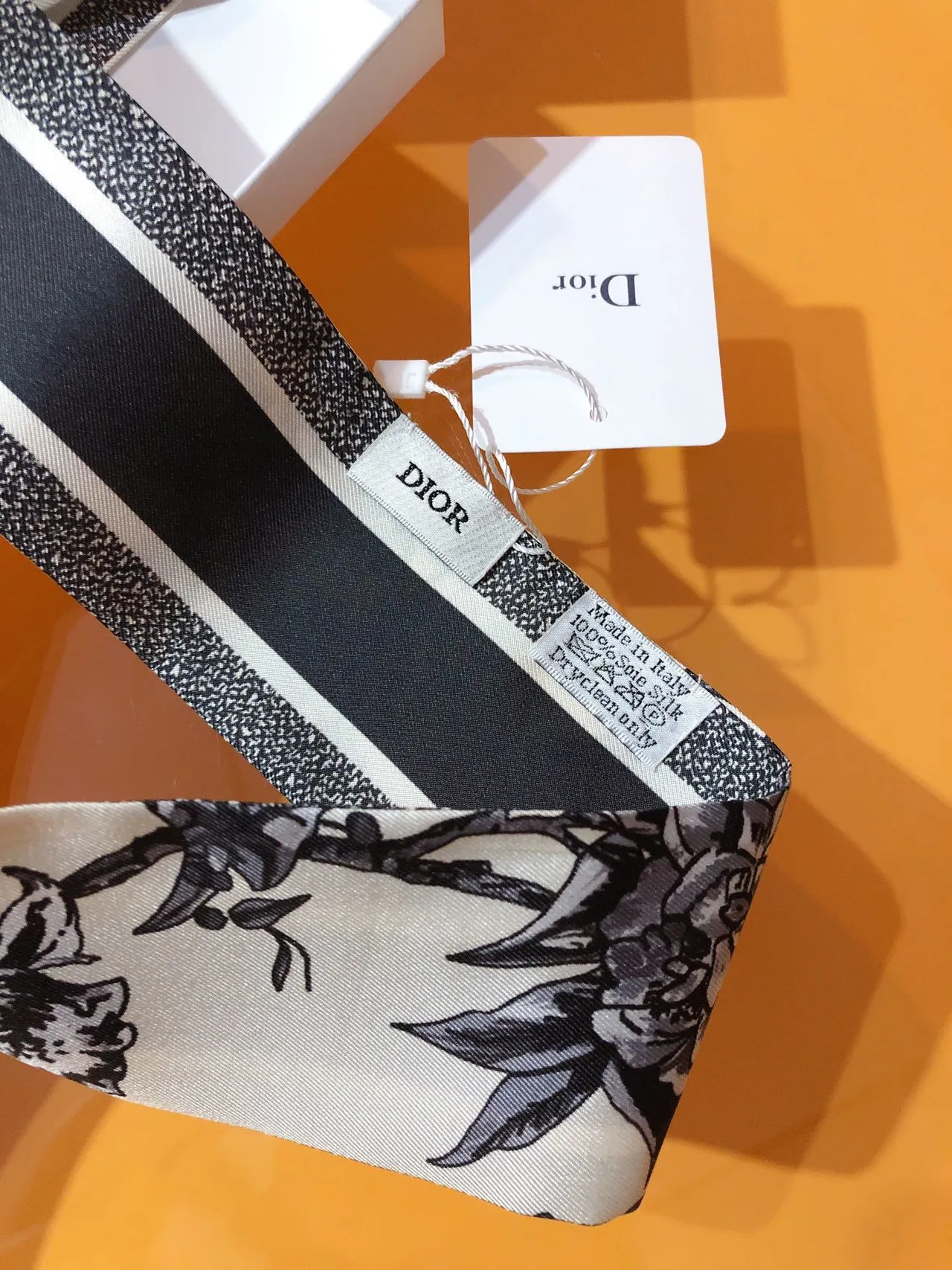 Écharpe de soie Dior à impression botanique en blanc et noir, silhouette étroite et effilée 5