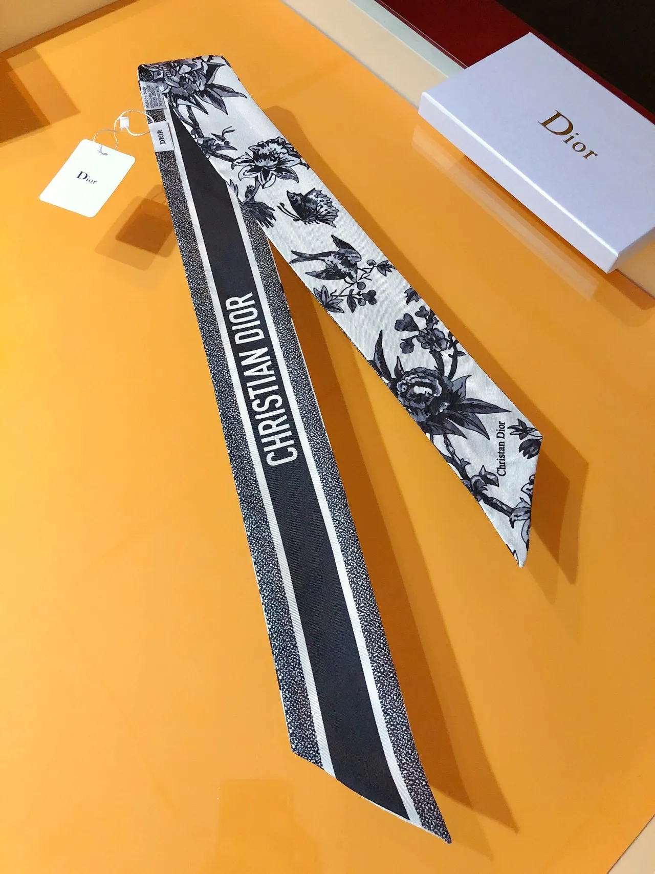 Écharpe de soie Dior à impression botanique en blanc et noir, silhouette étroite et effilée 6