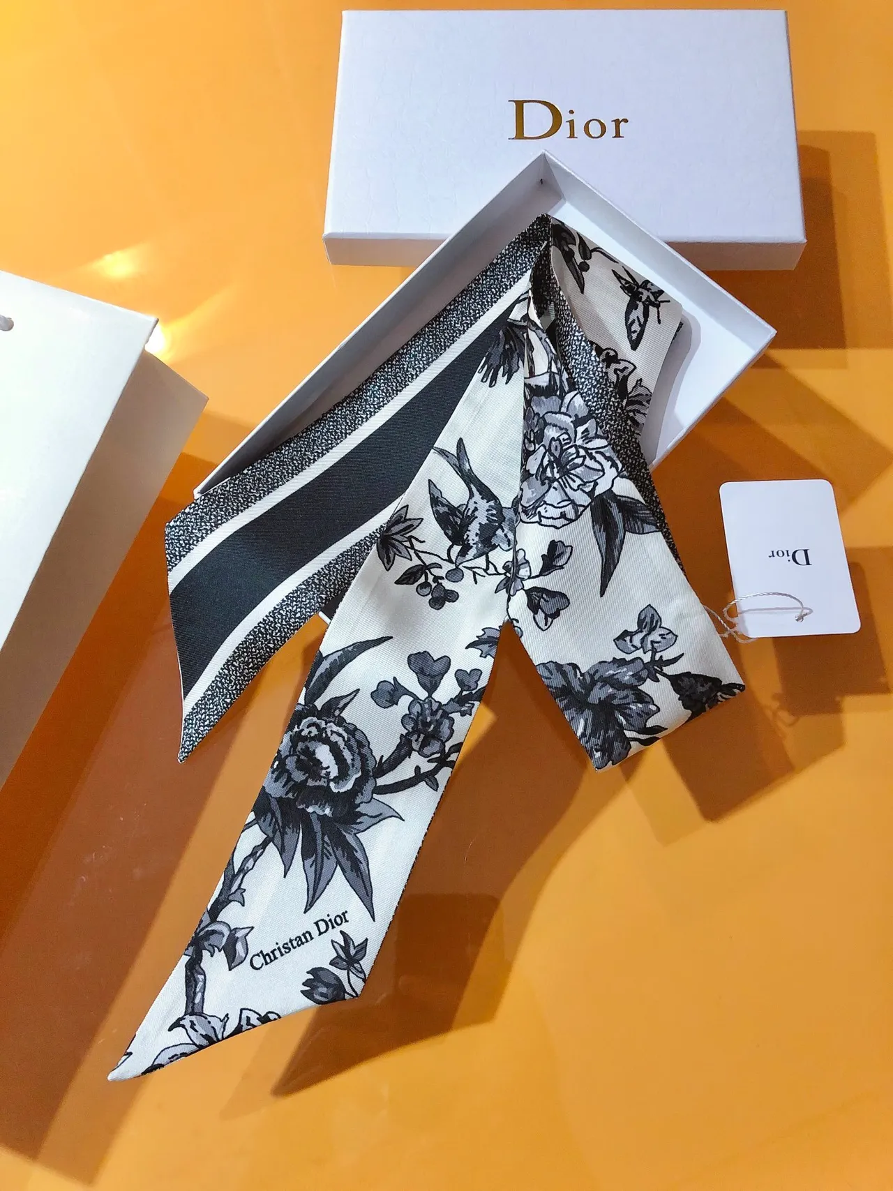 Écharpe de soie Dior à impression botanique en blanc et noir, silhouette étroite et effilée 7