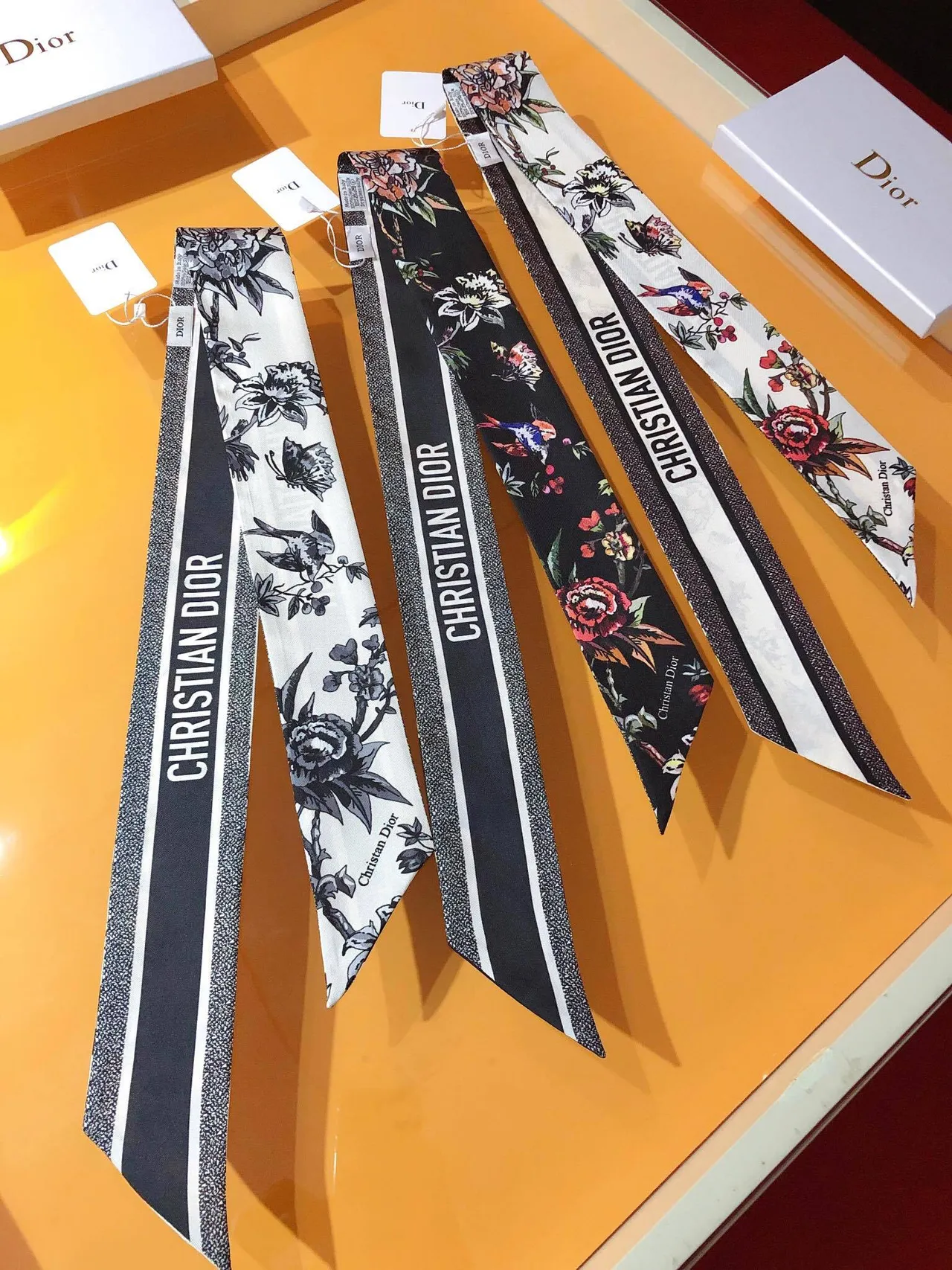 Écharpe de soie Dior à impression botanique en blanc et noir, silhouette étroite et effilée 8