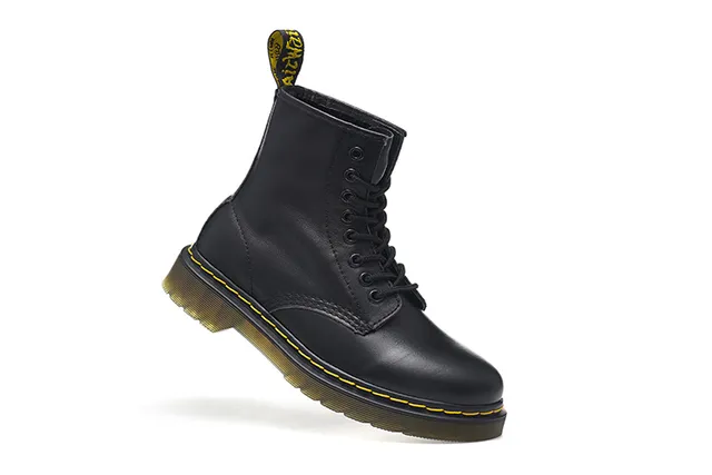 Dr. Martens 1460 Botas Martinas de Cuero Negro Suave con Costura Amarilla 3