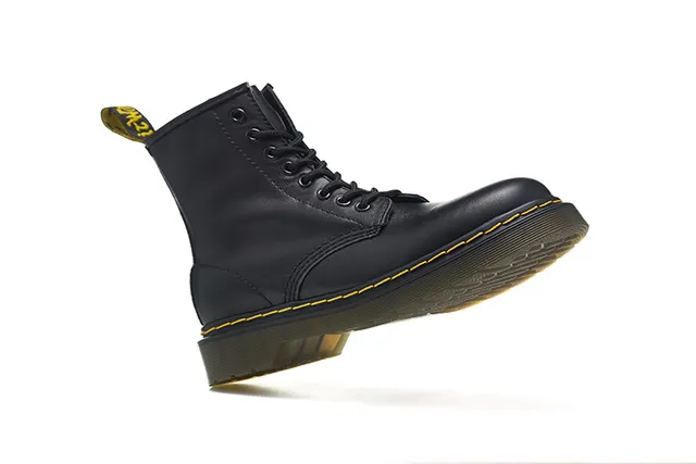 Dr. Martens 1460 Botas Martinas de Cuero Negro Suave con Costura Amarilla 4