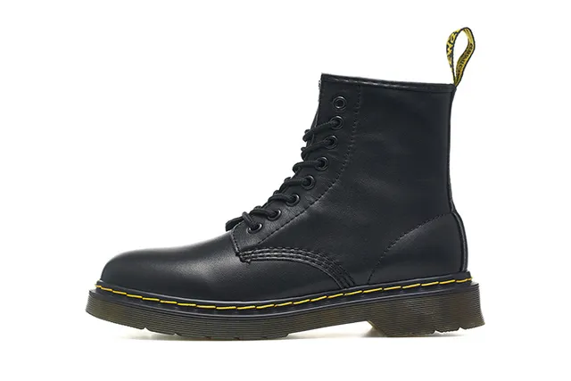 Dr. Martens 1460 Botas Martinas de Cuero Negro Suave con Costura Amarilla 7