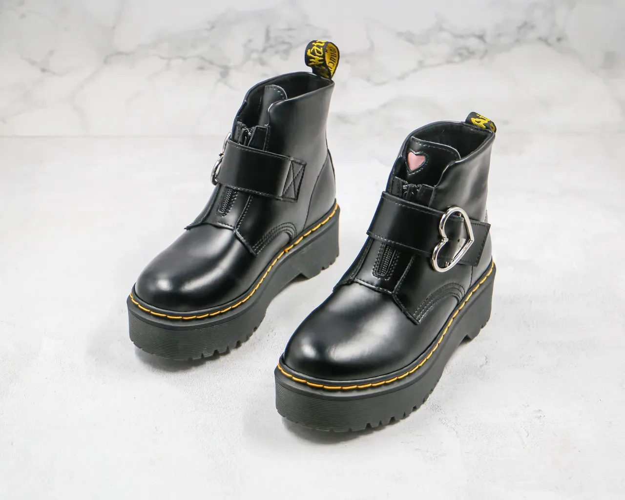 Dr. Martens Bottes de cheville à semelle plateforme noire jaune avec boucle en forme de cœur 7