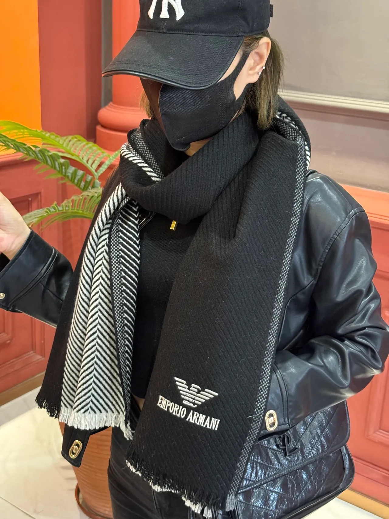 Emporio Armani কালো সাদা রিবড নিট স্ট্রাইপড বর্ডার ক্যাশমিয়ার স্কার্ফ 2