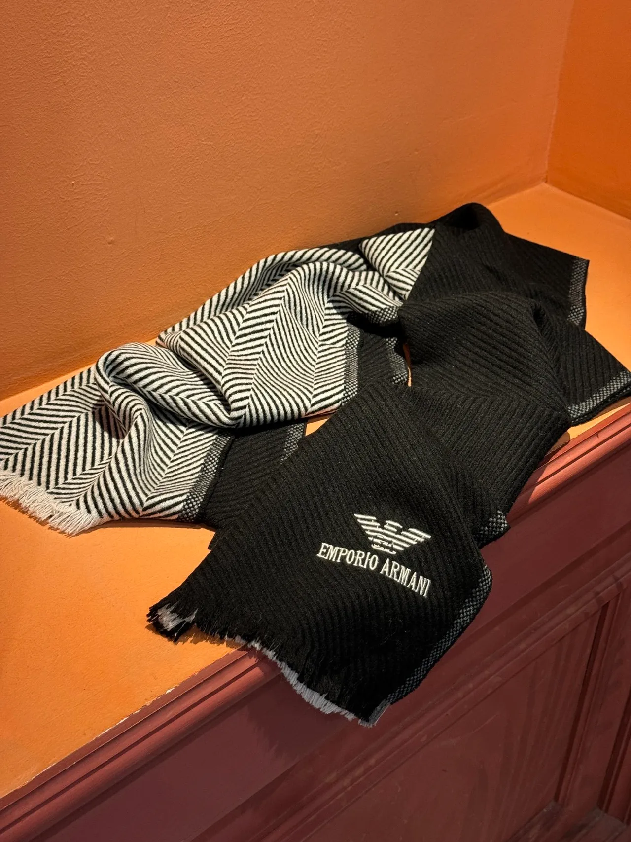 Emporio Armani কালো সাদা রিবড নিট স্ট্রাইপড বর্ডার ক্যাশমিয়ার স্কার্ফ 7