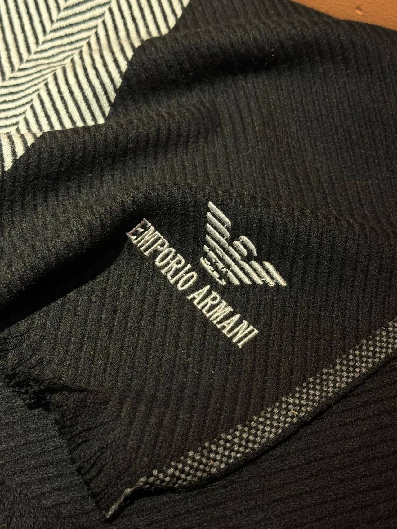 Emporio Armani কালো সাদা রিবড নিট স্ট্রাইপড বর্ডার ক্যাশমিয়ার স্কার্ফ 8