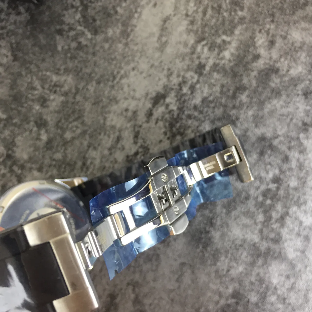 Emporio Armani Montre Chronographe Cadran Noir Boîtier Argenté Bracelet Caoutchouc Mouvement Mécanique 5