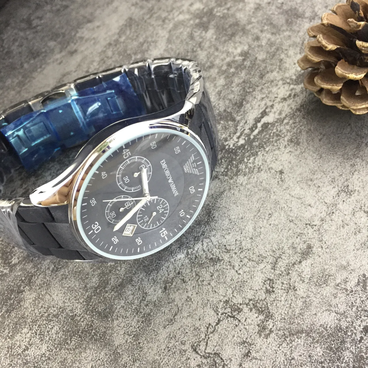 Emporio Armani Montre Chronographe Cadran Noir Boîtier Argenté Bracelet Caoutchouc Mouvement Mécanique 6