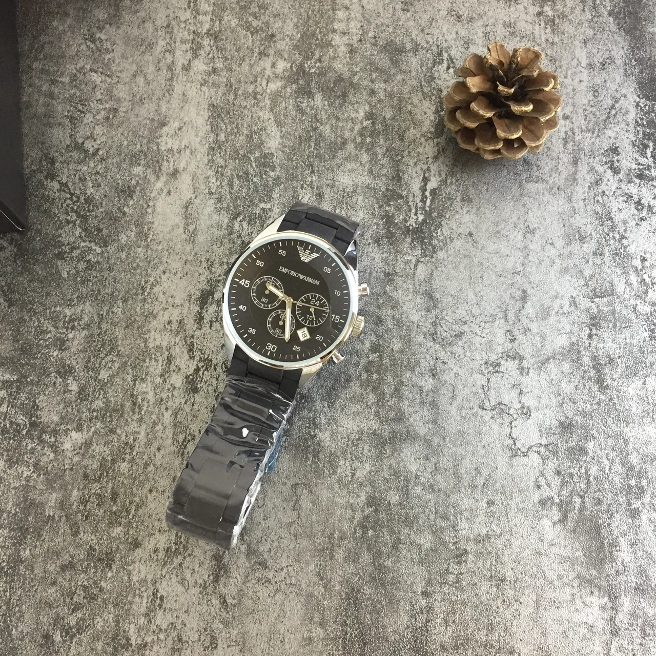 Emporio Armani Montre Chronographe Cadran Noir Boîtier Argenté Bracelet Caoutchouc Mouvement Mécanique 7