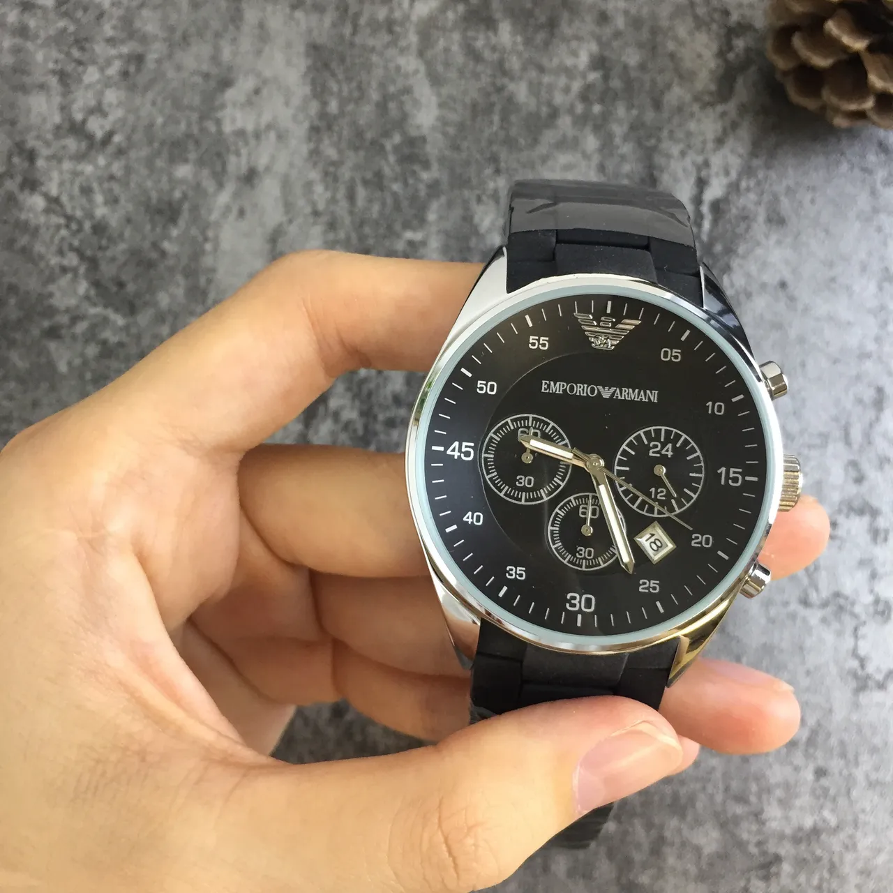 Emporio Armani Montre Chronographe Cadran Noir Boîtier Argenté Bracelet Caoutchouc Mouvement Mécanique 8