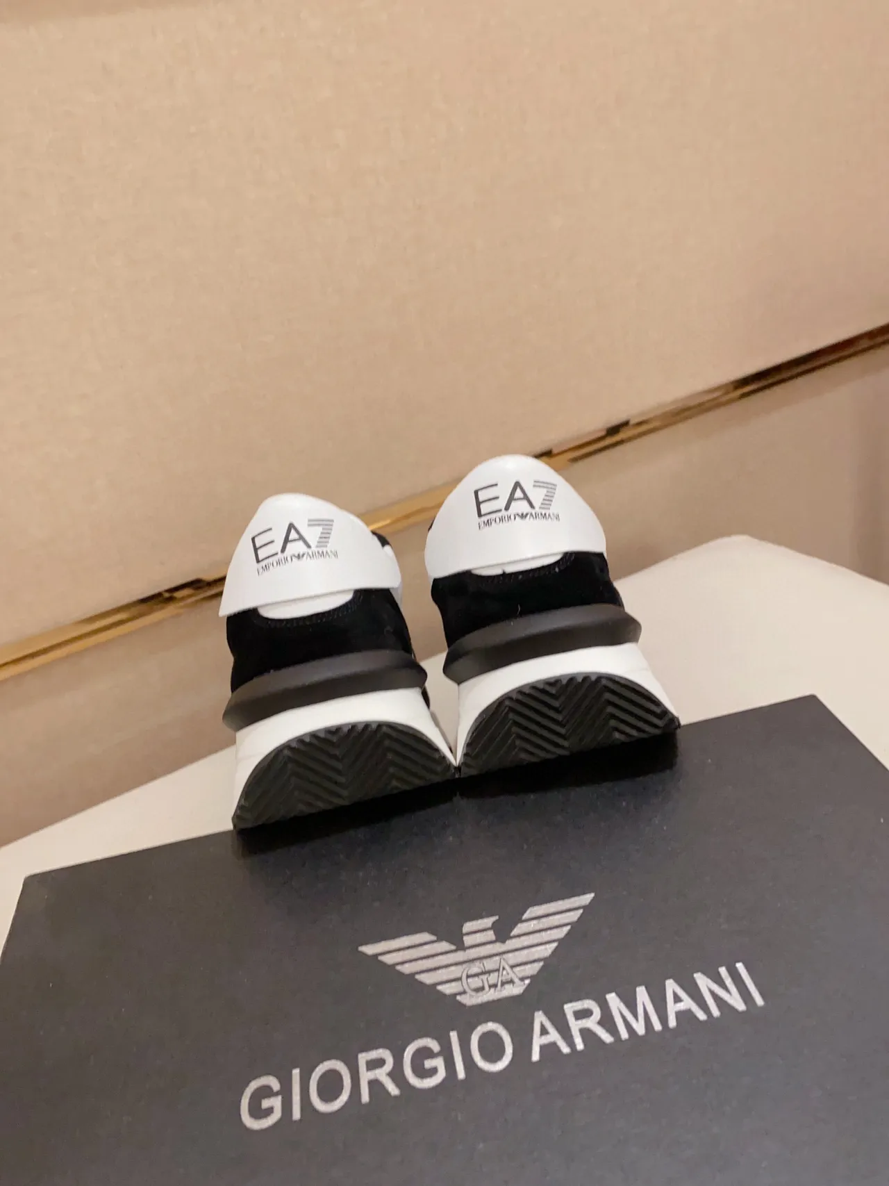 Emporio Armani Logo del Águila Zapatillas Lifestyle Negro y Blanco 3