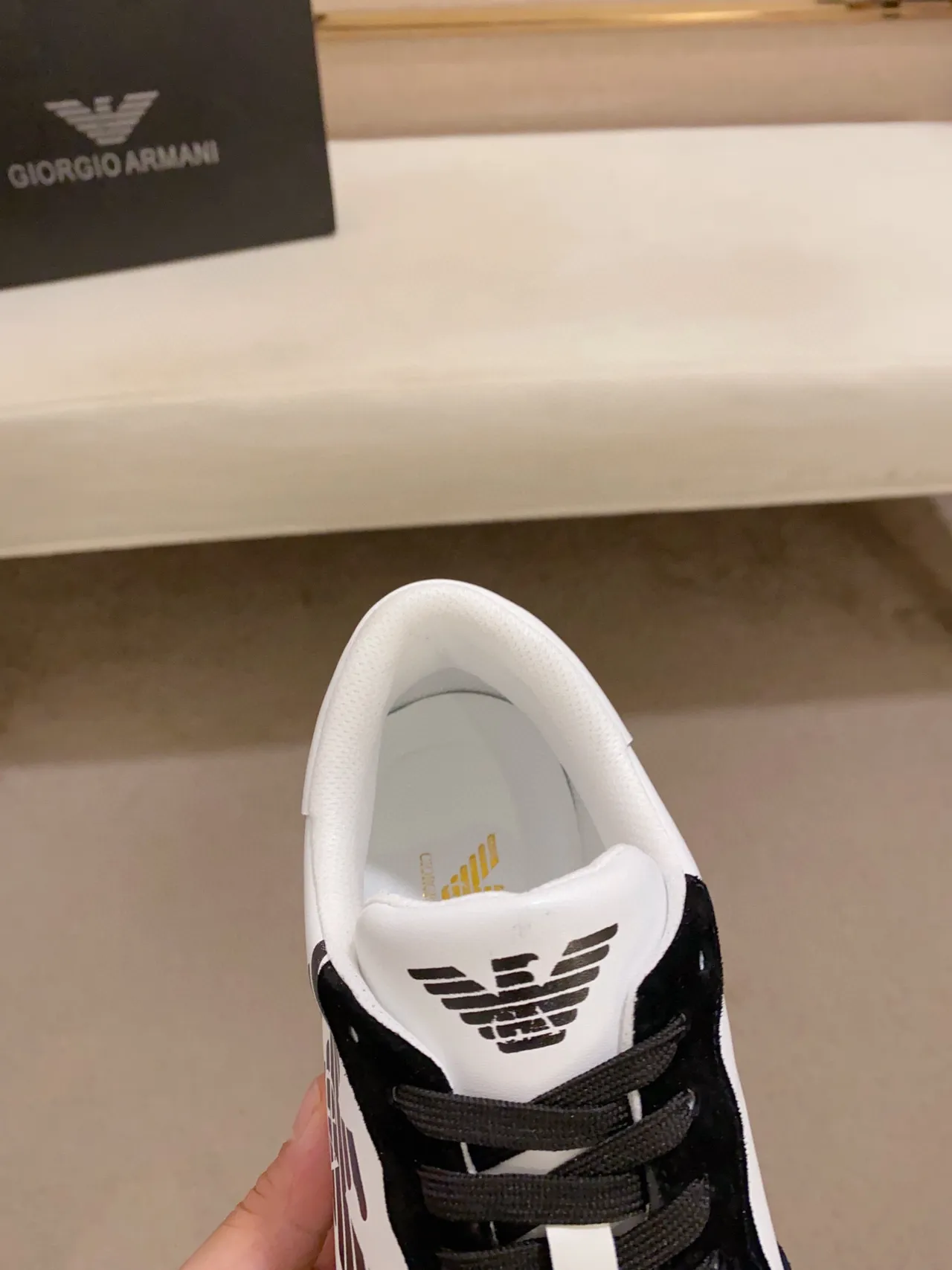 Emporio Armani Logo del Águila Zapatillas Lifestyle Negro y Blanco 4
