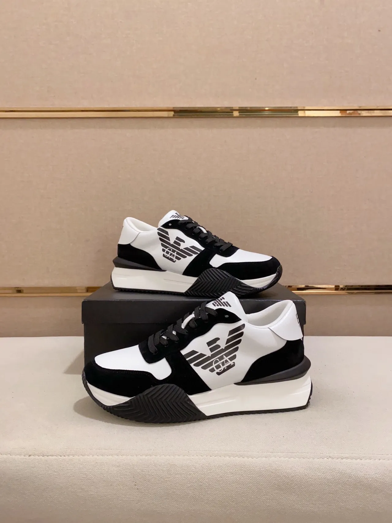 Emporio Armani Logo del Águila Zapatillas Lifestyle Negro y Blanco 5