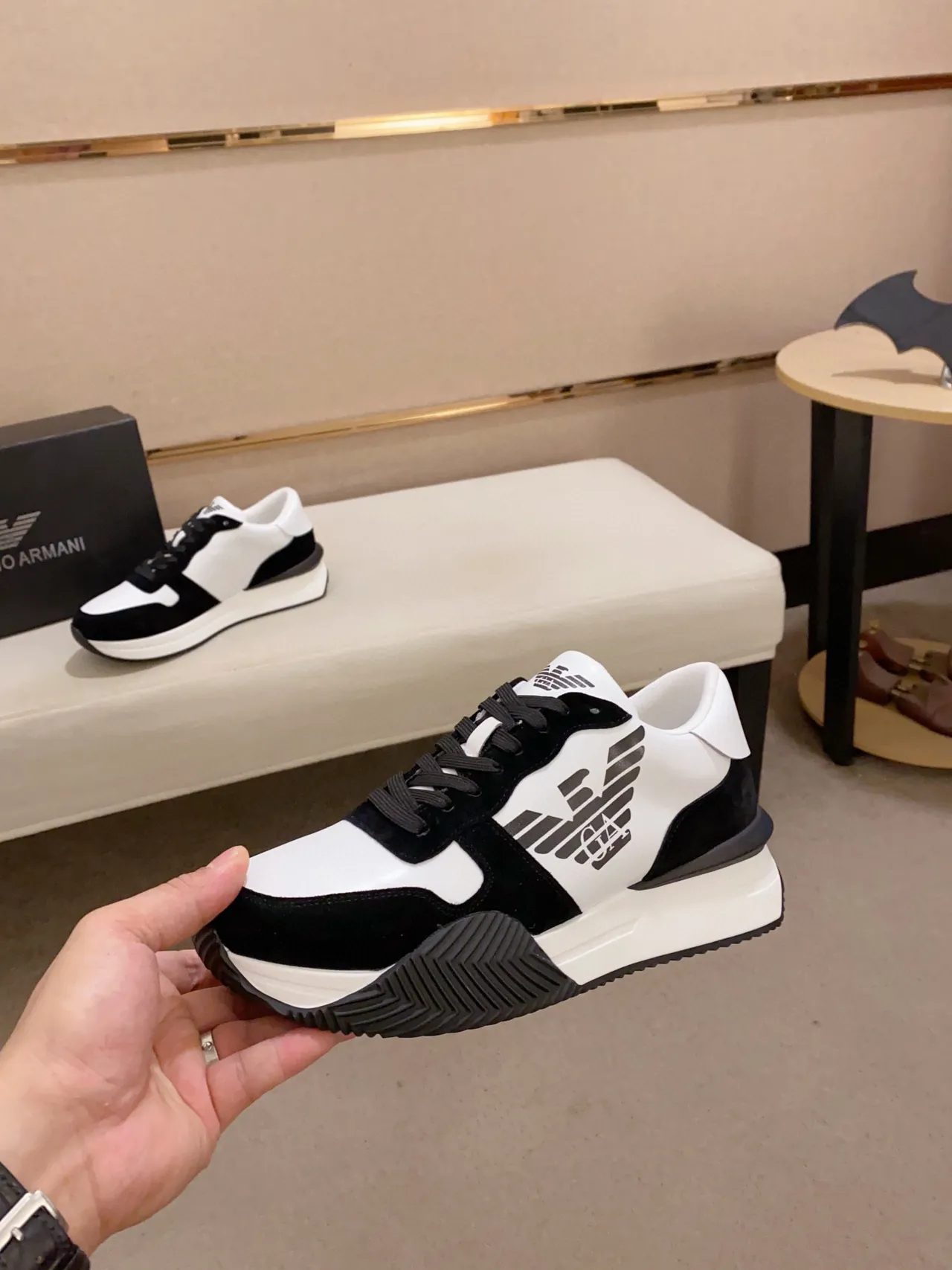Emporio Armani Logo del Águila Zapatillas Lifestyle Negro y Blanco 9