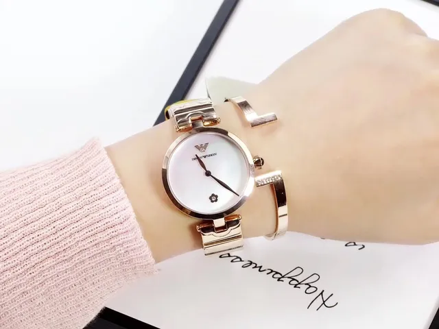 Emporio Armani Brazalete de eslabones concha dorado blanco rosa con carátula de nácar reloj de cuarzo 2